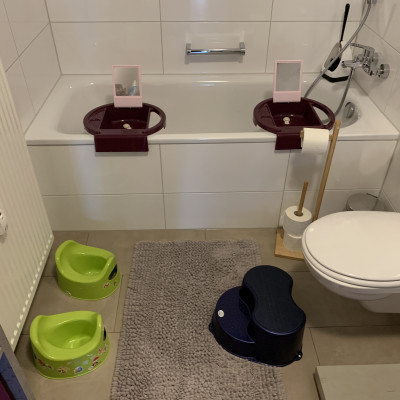 Töpfchen und Waschbecken